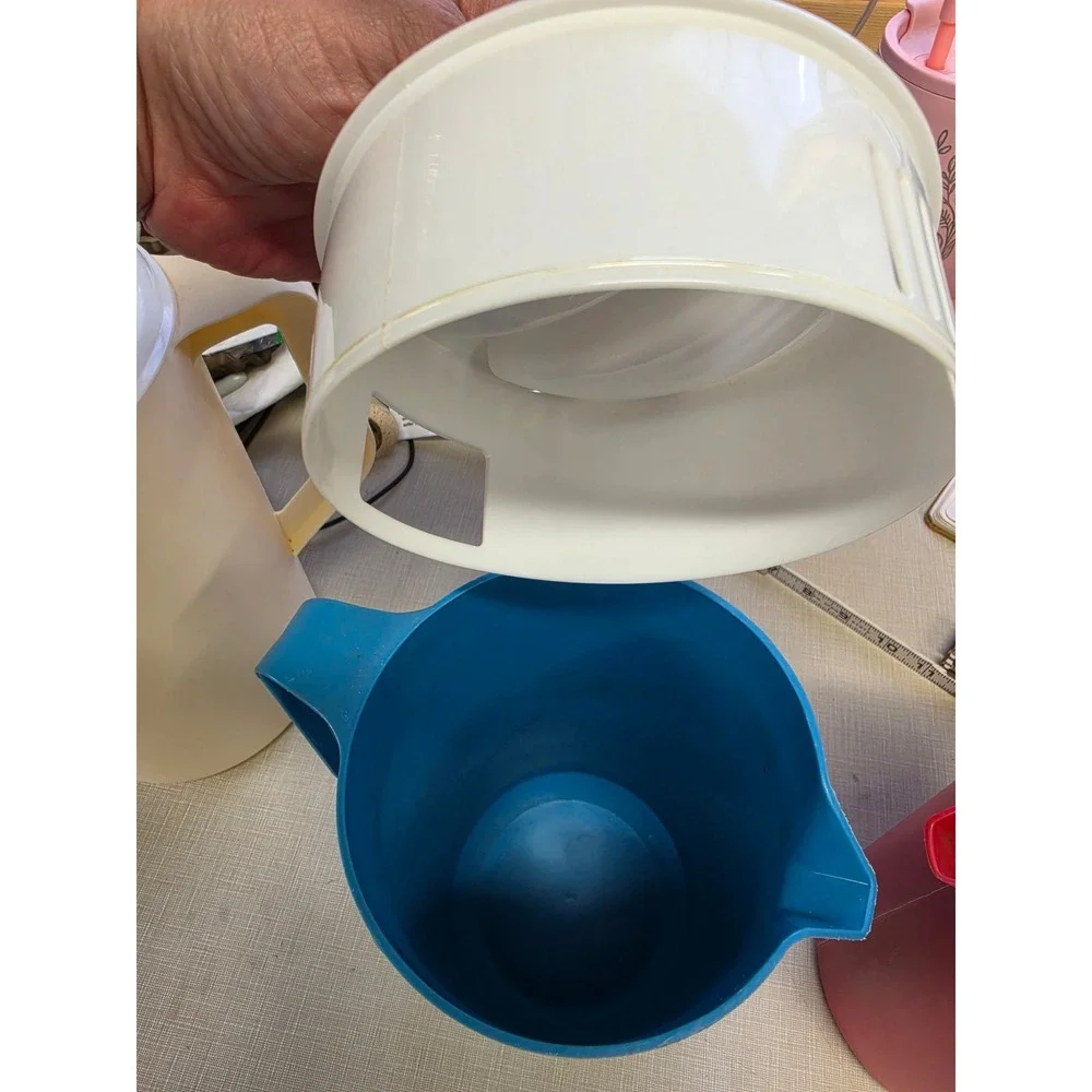 Vintage Rubbermaid 2.25 Quart and 1 gallon Pitchers Set of 3 Blue Red Cream
